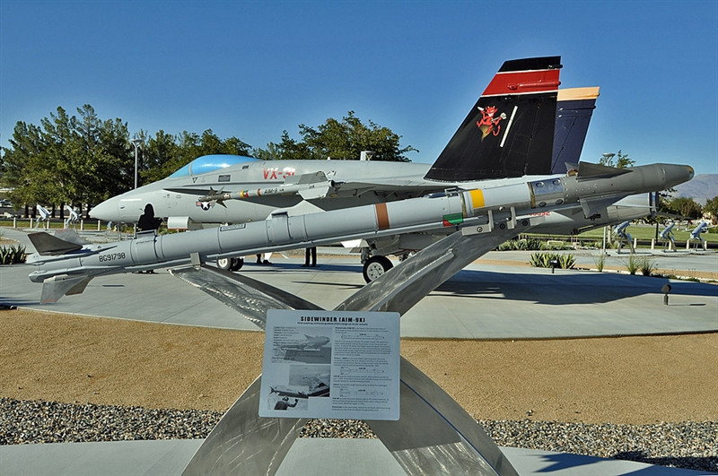 Theo Jeff Davis, ngay khi áp sát từ phía sau với cự ly vừa đủ, chiếc F/A-18E lập tức phóng quả AIM-9X đầu tiên. Nhưng máy bay phản lực của Syria đã triển khai các đợt phòng thủ, khiến tên lửa của chiếc tiêm kích hạm này bắn trượt mục tiêu. Lập tức, phi công Mỹ đã phóng tên lửa AIM-9X thứ, phá hủy máy bay chiến đấu Syria và buộc phi công phải thoát ra ngoài bằng dù.