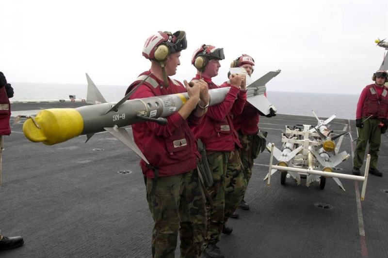 Tên lửa AIM-9X bắt đầu được thử nghiệm vào năm 1999. Quá trình sản xuất loạt ban đầu tỷ lệ thấp vào năm 2000. Quân đội Mỹ bắt đầu đưa tên lửa vào sử dụng từ năm 2003 nhưng chưa một lần tham gia diễn tập kiểu đối kháng. Một trong những tính năng "đỉnh" của tên lửa AIM-9X là khả năng khóa mục tiêu sau khi phóng nên phù hợp với các tiêm kích tàng hình có khoang vũ khí bên trong thân.