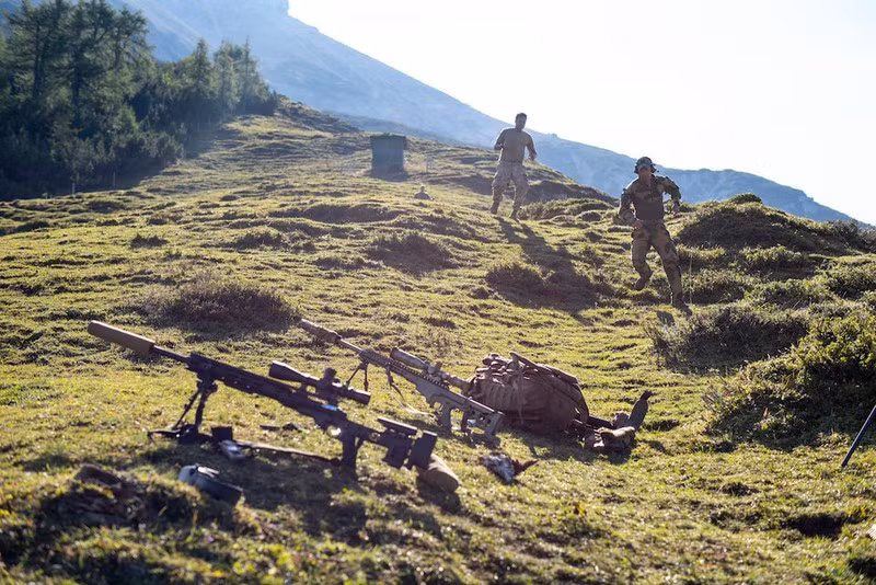 Trong đợt huấn luyện này, mỗi lính bắn tỉa NATO phải mang theo 1-2 khẩu súng trường, hàng trăm băng đạn, giá súng, kính ngắm ban đêm, thiết bị leo núi, túi ngủ, thức ăn và nước...