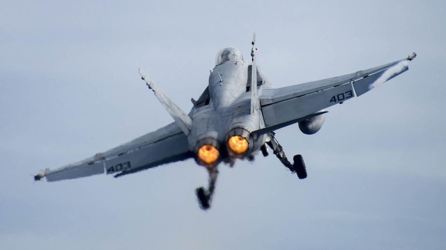 F/A-18C Hornet giữ vai trò như một máy bay chiến đấu hộ tống và phòng không hạm đội. Trong chế độ tấn công, nó được sử dụng để oanh kích, can thiệp và hỗ trợ không chiến cự ly trong cũng như ngoài tầm nhìn.