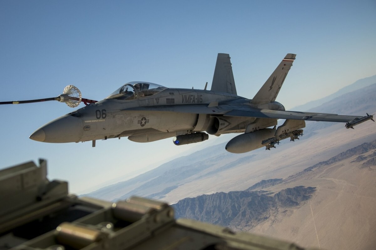 Rất nhiều chiếc F/A-18C Hornet sẽ vẫn được lưu trữ tại căn cứ không quân Davis-Monthan tại bang Arizona thêm một thời gian dài nữa trước khi chính thức bị tháo dỡ lấy sắt vụn.