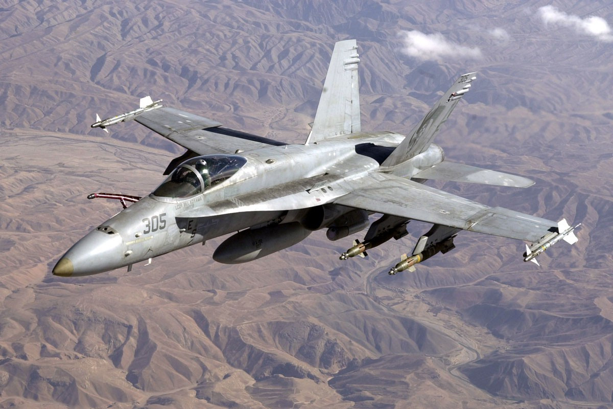 Cả hai biến thể F/A-18A và F/A-18C Hornet hiện đã được thay thế bằng phiên bản nâng cấp F/A-18E/F Super Hornet tối tân hơn nhiều, nhận biết rõ nhất đó là thế hệ sau sử dụng cửa hút khí hình chữ nhật kích thước lớn hơn.
