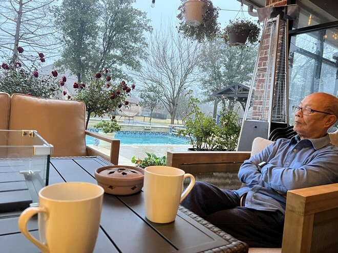 Cạnh hiên nhà là hồ bơi tạo khung cảnh thơ mộng. Ảnh: FB Ngoc Hong Nguyen