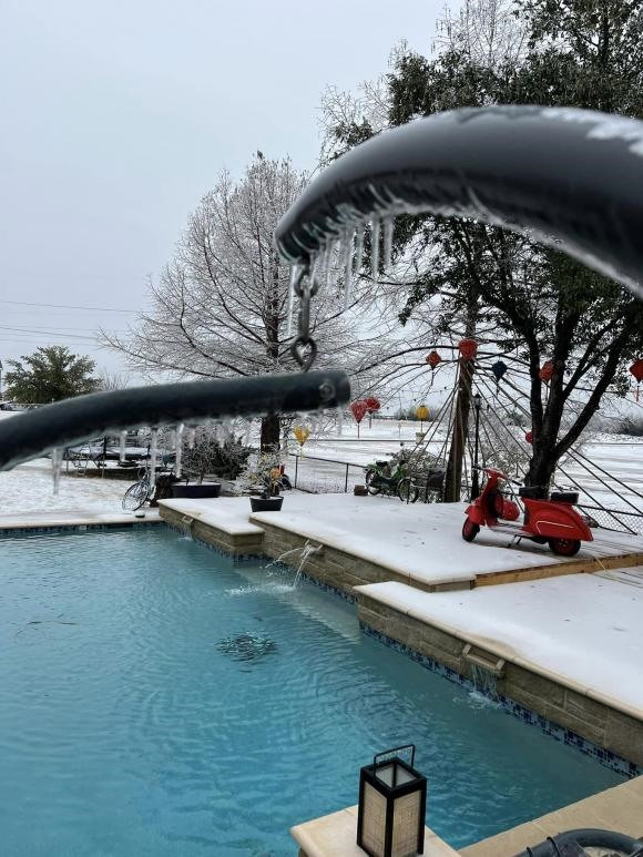 Dù tuyết bao phủ nhưng hồ bơi vẫn lấp lánh nước trong xanh. Ảnh: FB Ngoc Hong Nguyen