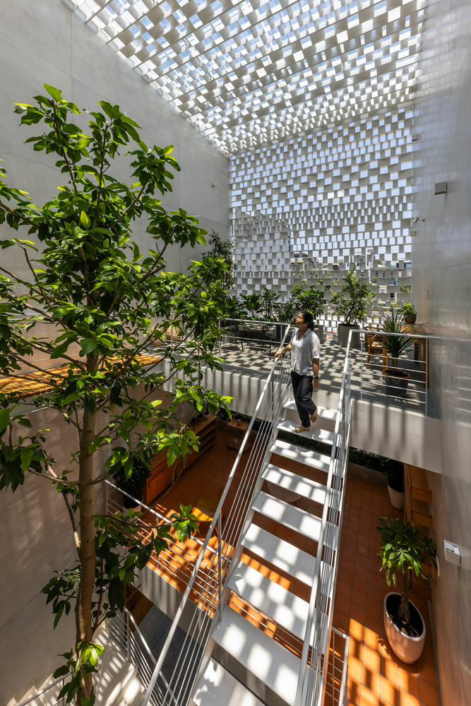 Các tấm sàn có độ cao và độ sâu khác nhau tùy thuộc vào từng vị trí, từ đó tạo ra nhiều không gian đa dạng. Ảnh: Hiroyuki Oki