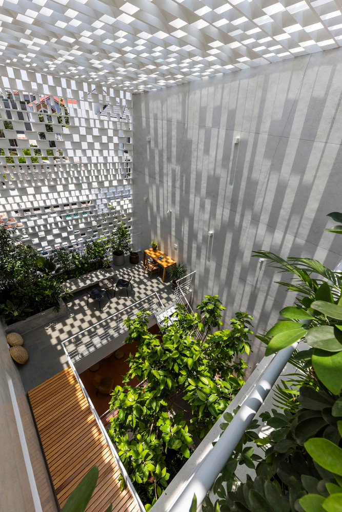 Hệ lam che nắng được tạo ra từ các tấm thép có nhiều góc độ khác nhau, xếp chồng lên nhau, tạo nên những họa tiết bóng đổ đa dạng theo từng thời điểm trong ngày. Ảnh: Hiroyuki Oki