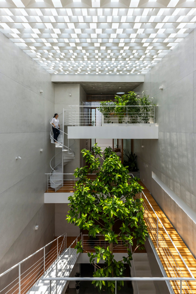 Khu vườn phía trước được bao phủ bởi cây cối và các lam che nắng với nhiều kích cỡ, đóng vai trò như một vùng đệm cho mặt tiền phía Tây, ngăn ánh sáng trực tiếp chiếu vào phòng. Ảnh: Hiroyuki Oki