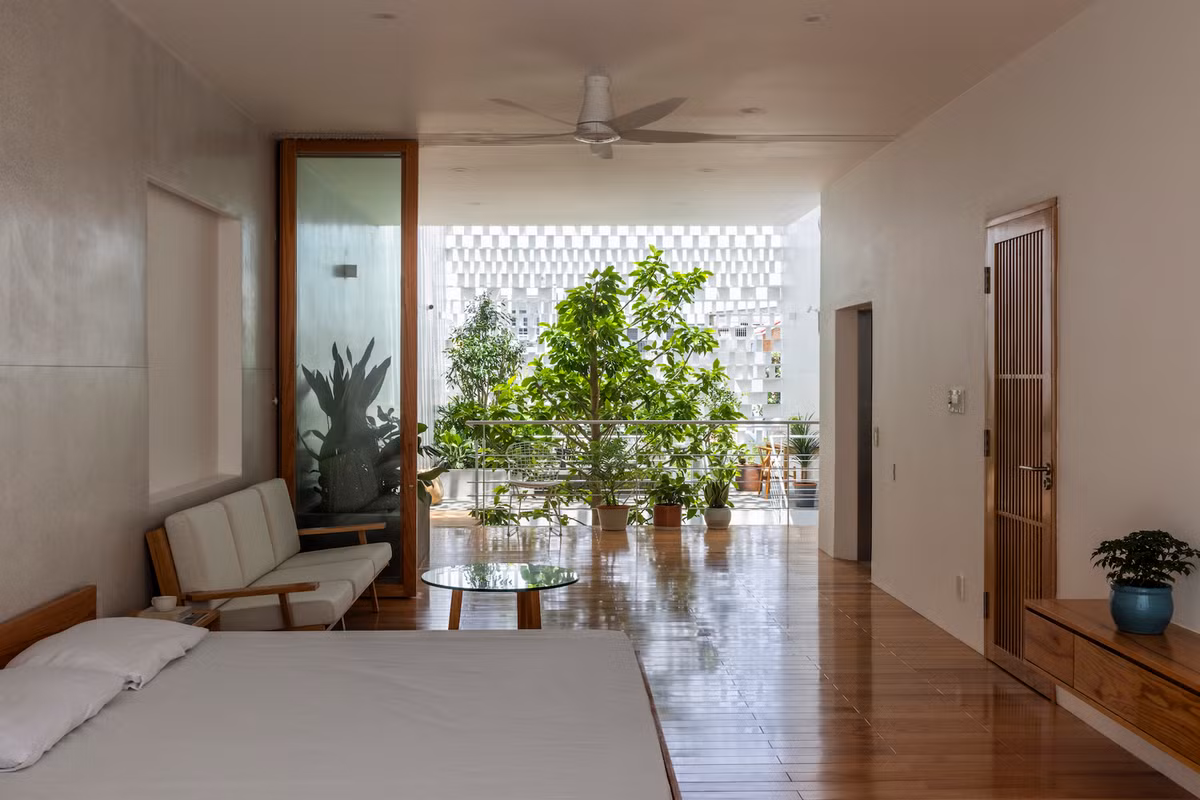 Phòng khách, phòng ăn và phòng ngủ từ tầng 2 đến tầng 4 được kết nối chặt chẽ với khu vườn phía trước thông qua các vách ngăn di động như cửa trượt và cửa xếp. Ảnh: Hiroyuki Oki