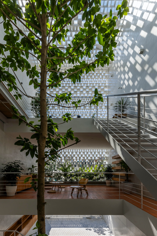 Bất chấp những thách thức này, gia chủ vẫn mong muốn ngôi nhà thoáng đãng, có nhiều cây xanh. Ảnh: Hiroyuki Oki