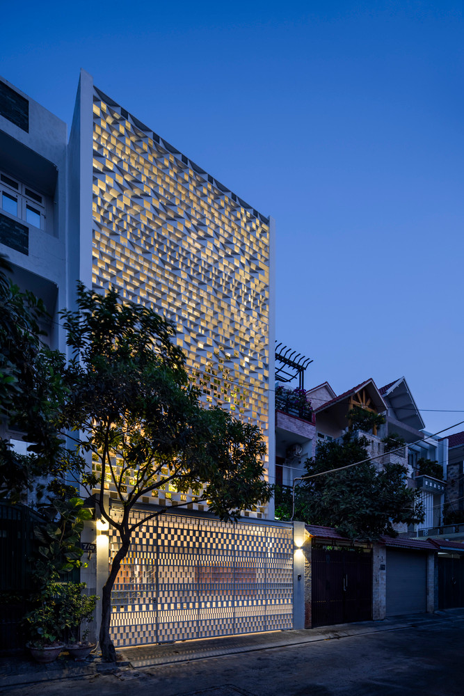 Các tấm sàn mở được chèn vào từ tầng 2 trở lên và mái cùng mặt tiền được che phủ bằng hệ lam thép nhẹ. Ảnh: Hiroyuki Oki