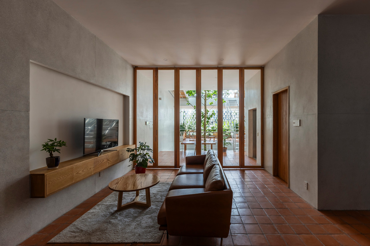 Công trình được xây dựng trên “khoảng trống” còn lại giữa các ngôi nhà lân cận. Tầng 1 làm nền tảng cho các phòng giải trí, phòng riêng. Ảnh: Hiroyuki Oki