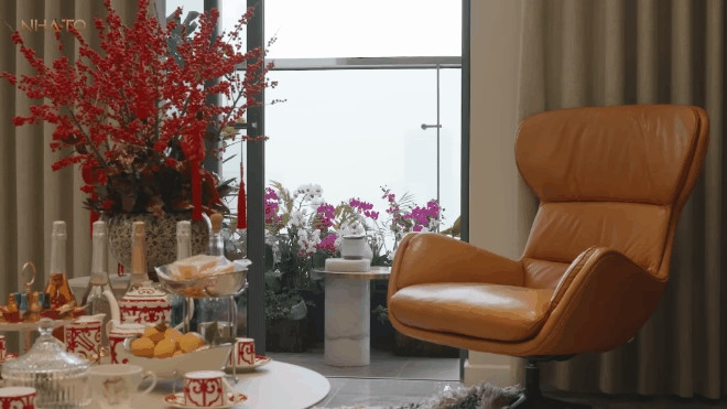 Ban công ngập hoa với tầm view ra sân vận động Mỹ Đình. Ảnh chụp màn hình