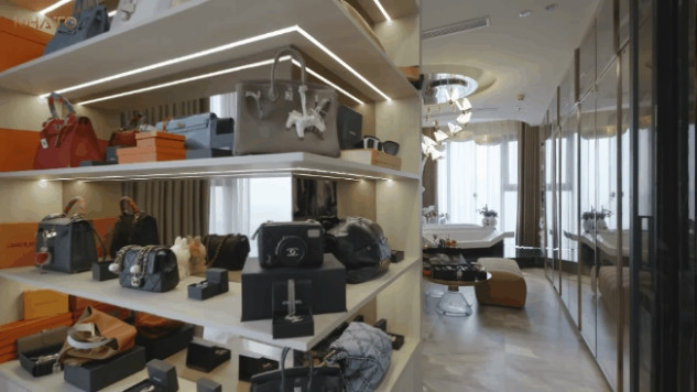 Phòng ngủ thông với phòng tắm và phòng chứa đồ. Ảnh chụp màn hình