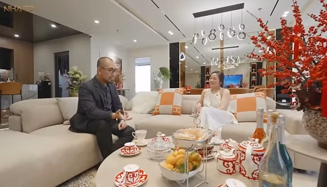 Mới đây, kênh YouTube NhaTo giới thiệu căn hộ 300m2 tại Hà Nội của chị Ngọc Oanh (giáo viên Ngữ Văn Trường Chuyên Hà Nội Amsterdam). Ảnh chụp màn hình