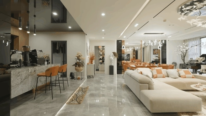 Ngôi nhà được đập thông từ 2 căn, chỉ giữ lại phần tường cốt, gồm phòng khách, bếp, 2 phòng ngủ lớn, 1 phòng ngủ nhỏ, phòng thờ...Ảnh chụp màn hình