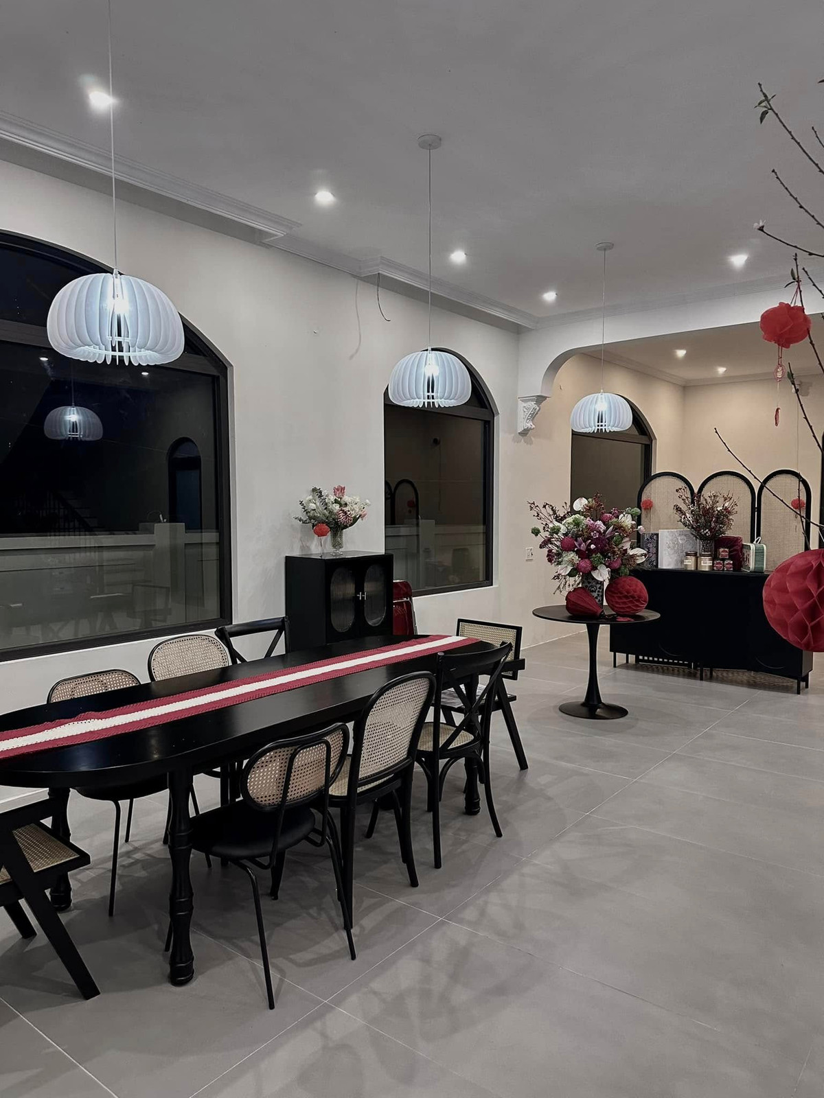 Tầng 1 thiết kế dạng mở, nối liền phòng khách, phòng ăn và nhà bếp. Ảnh: FB Quỳnh Lương