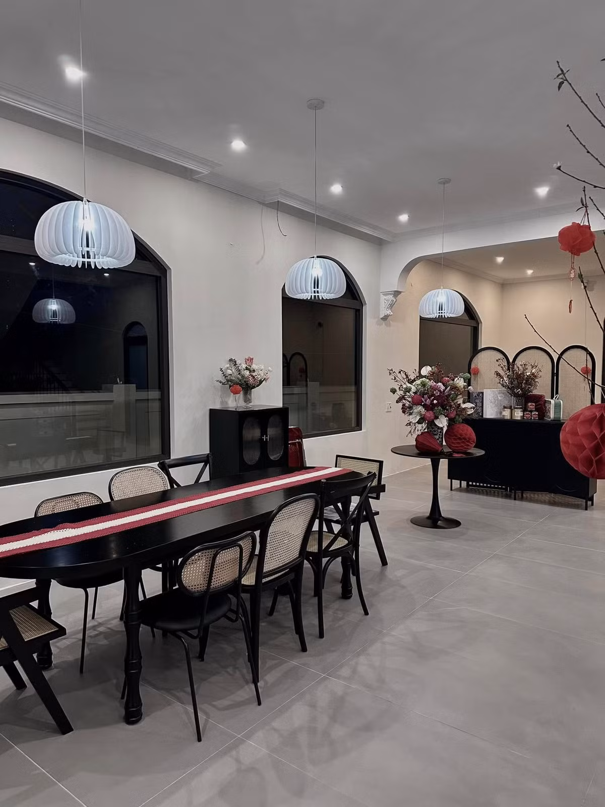 Tầng 1 thiết kế dạng mở, nối liền phòng khách, phòng ăn và nhà bếp. Ảnh: FB Quỳnh Lương