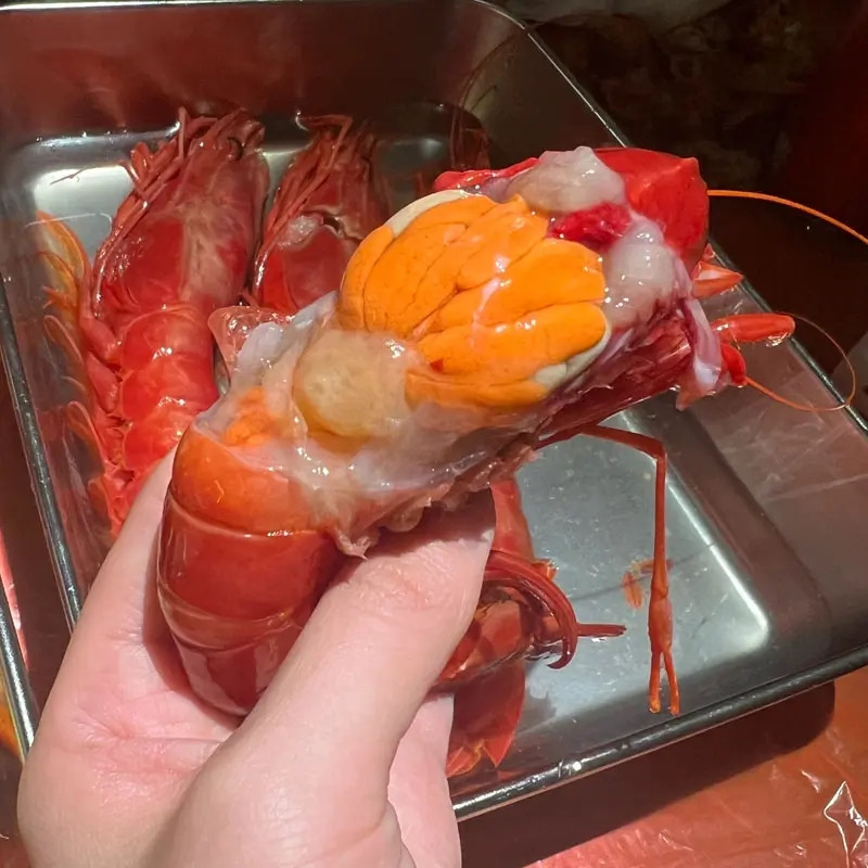 Phần thịt tôm hồng ăn bùi dẻo, mềm mại đan xen với vị ngọt đậm đà, phần gạch tôm béo ngậy. Ảnh: Royalegourmet