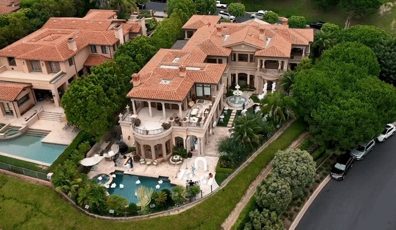 Bên cạnh hàng hiệu, siêu xe, nữ tỷ phú Mimi Morris còn khiến mọi người choáng ngợp trước căn biệt thự xa hoa trị giá 35 triệu USD (tương đương gần 800 tỷ đồng) tại California (Mỹ). Ảnh chụp màn hình