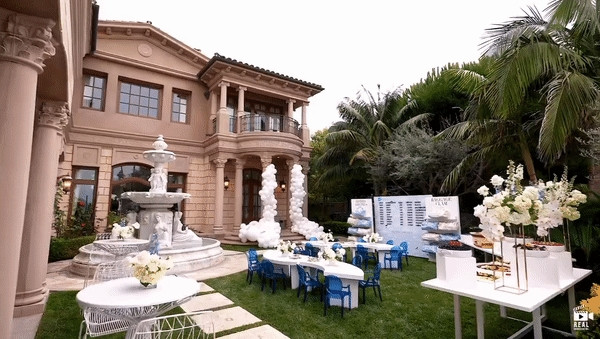 Trong khuôn viên biệt thự có khu vực sân vườn rộng rãi, thoải mái phục vụ những bữa tiệc lớn của gia đình. Ảnh chụp màn hình