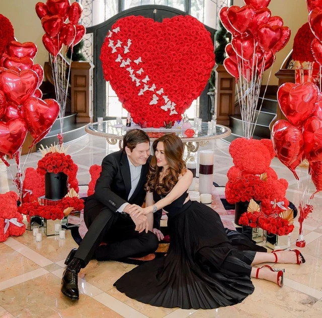 Ngày Valentine, cả ngôi nhà ngập tràn bong bóng màu đỏ rực rỡ từ hoa hồng và những chùm bóng bay hình trái tim. Ảnh: Instagram nhân vật