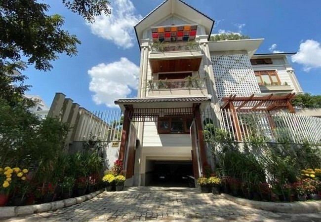 Căn biệt thự từng được bà xã Ngọc Tiền nhiều lần đăng tải trên mạng xã hội. Cô gọi biệt thự là "full house" (ngôi nhà hạnh phúc). Ảnh: Vietnamnet