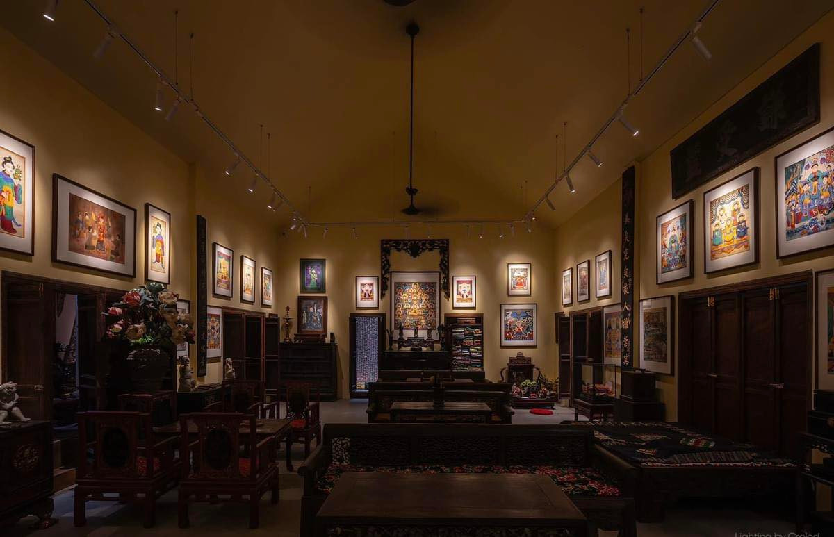 Bên trong bảo tàng còn có một thư viện để trưng bày, lưu giữ sách về hát văn, hầu đồng, quan họ, nhiều bức tranh cổ liên quan các loại hình nghệ thuật dân gian. Ảnh: FB Xuân Hinh