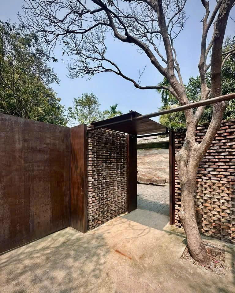 Bảo tàng nằm giữa vườn cây ăn quả 50 năm tuổi, cột, cổng nguyên bản khiến tổng thể ngôi nhà gần gũi với thiên nhiên. Ảnh: FB Xuân Hinh