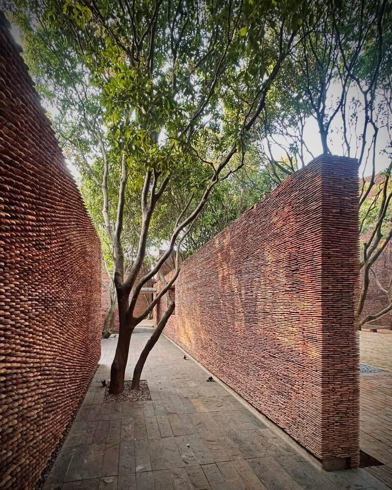 Chuyến thăm đầy bất ngờ này như một lời khẳng định sự hấp dẫn về kiến trúc độc đáo và tinh thần văn hóa dân tộc mà bảo tàng mang lại. Ảnh: FB Xuân Hinh