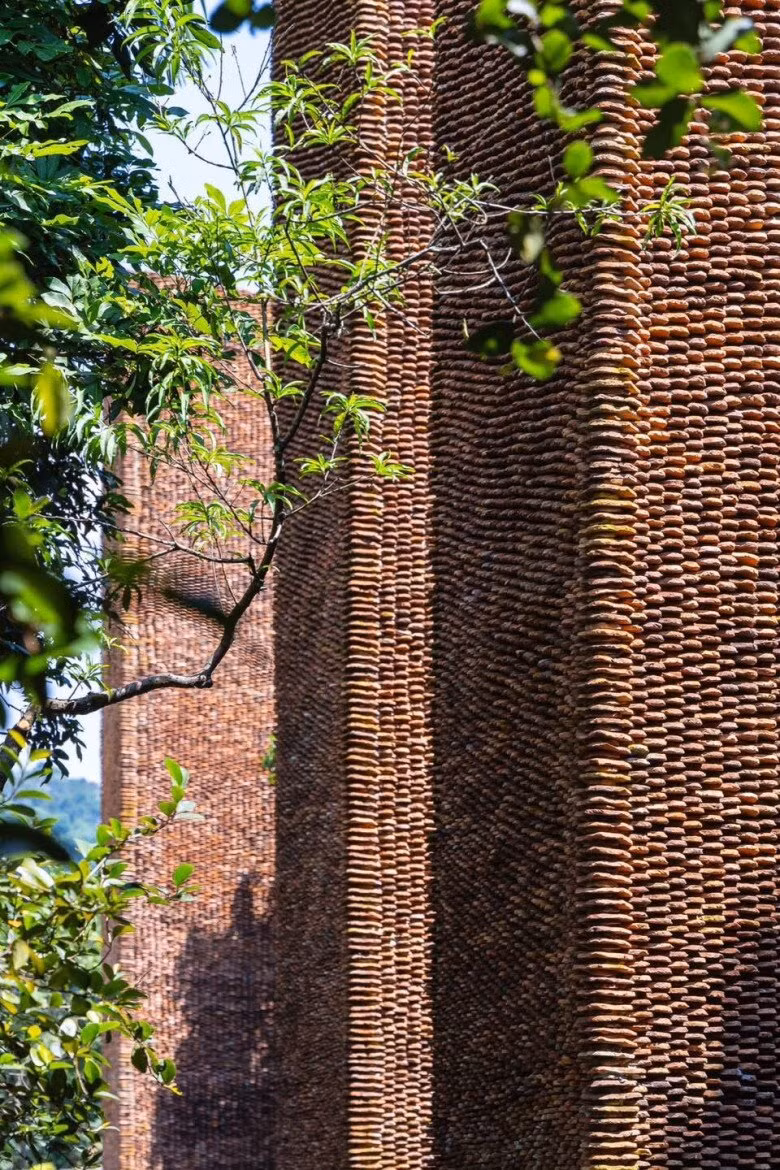 Biệt phủ của Xuân Hinh sử dụng tới 5 triệu viên ngói cổ và 1 triệu viên gạch thất cổ - những vật liệu được nam nghệ sĩ sưu tầm suốt 8 năm từ hàng nghìn ngôi nhà cổ. Ảnh: FB Xuân Hinh