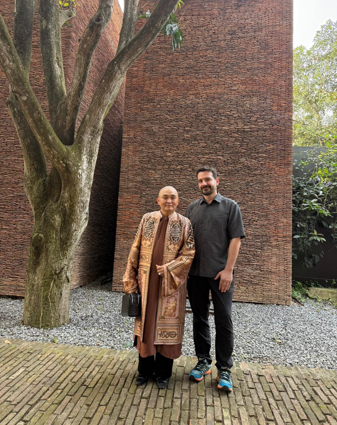 Vừa qua, NSƯT Xuân Hinh khoe hình ảnh giám tuyển kiến trúc nổi tiếng Evangelos Kotsioris, đến từ Bảo tàng Nghệ thuật hiện đại MoMA tại New York lặn lội sang Việt Nam để chiêm ngưỡng Bảo tàng Đạo Mẫu của ông ở ngoại thành Hà Nội. Ảnh: FB Xuân Hinh