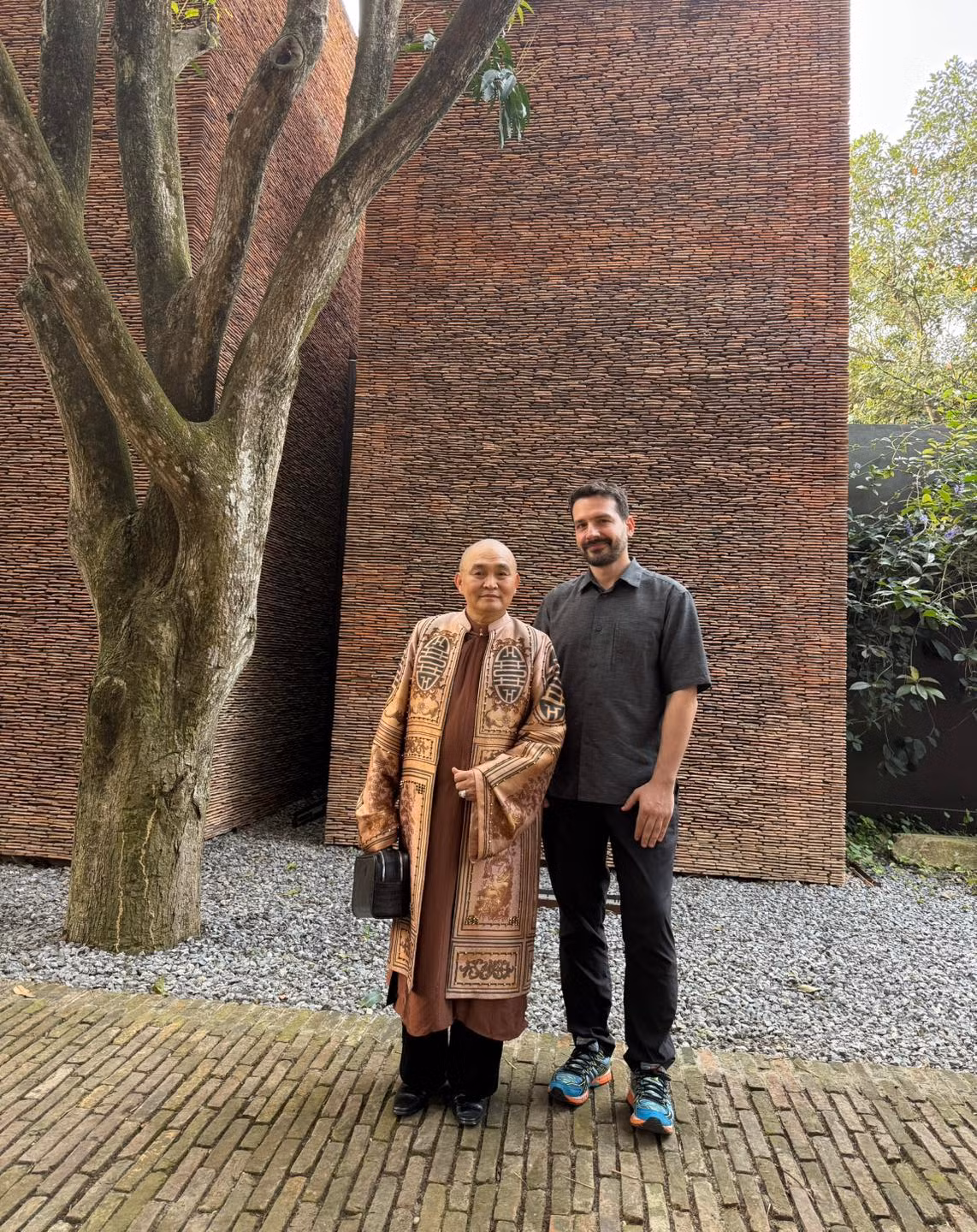 Vừa qua, NSƯT Xuân Hinh khoe hình ảnh giám tuyển kiến trúc nổi tiếng Evangelos Kotsioris, đến từ Bảo tàng Nghệ thuật hiện đại MoMA tại New York lặn lội sang Việt Nam để chiêm ngưỡng Bảo tàng Đạo Mẫu của ông ở ngoại thành Hà Nội. Ảnh: FB Xuân Hinh