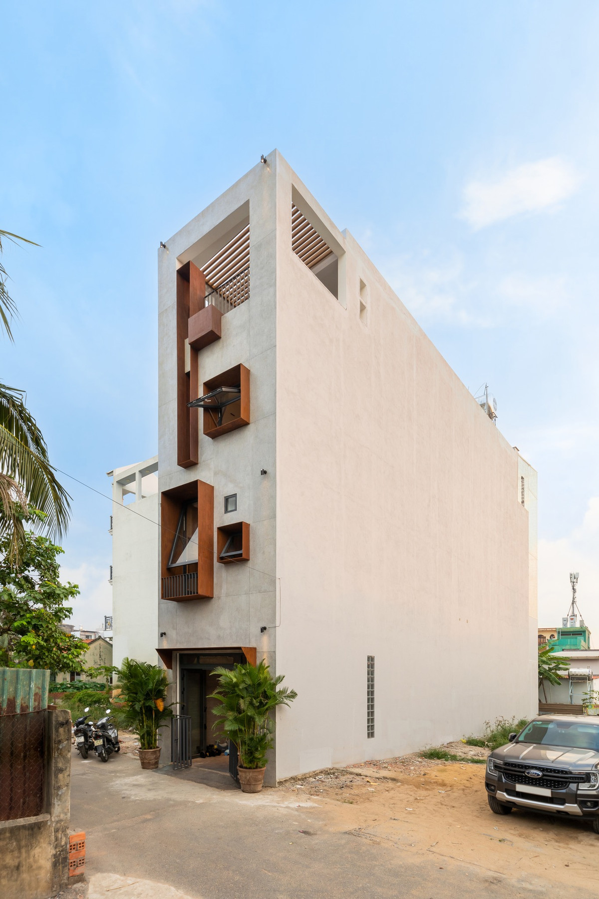 Mặt tiền ngôi nhà thiết kế tối giản nhưng mạnh mẽ, với các ô cửa theo tỷ lệ vàng kết hợp cùng vật liệu đá mài tạo điểm nhấn hiện đại, bền vững theo thời gian. Ảnh: Minq Bui