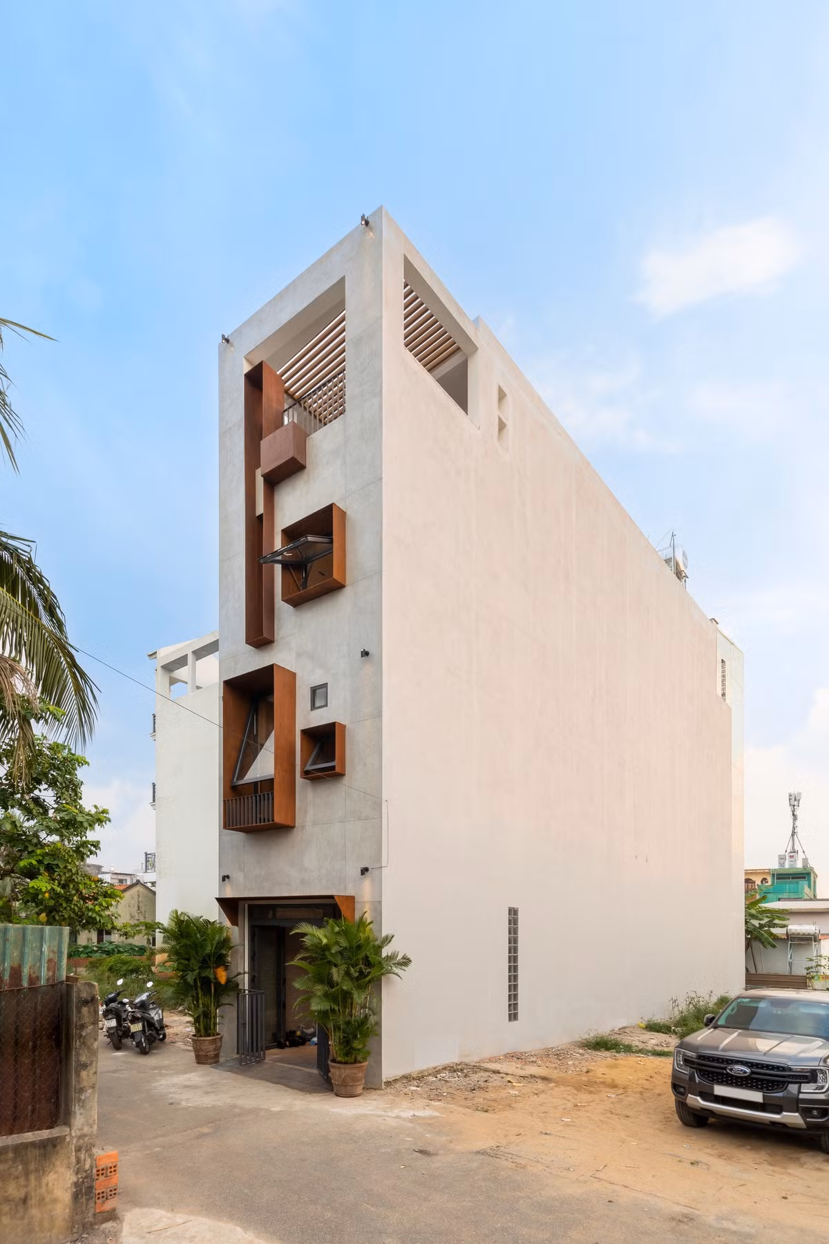 Mặt tiền ngôi nhà thiết kế tối giản nhưng mạnh mẽ, với các ô cửa theo tỷ lệ vàng kết hợp cùng vật liệu đá mài tạo điểm nhấn hiện đại, bền vững theo thời gian. Ảnh: Minq Bui