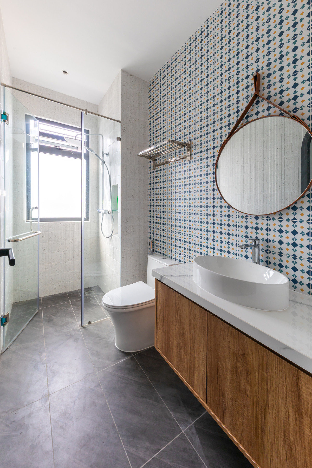 Phòng tắm cũng được bố trí cửa sổ để lấy sáng. Ảnh: Minq Bui