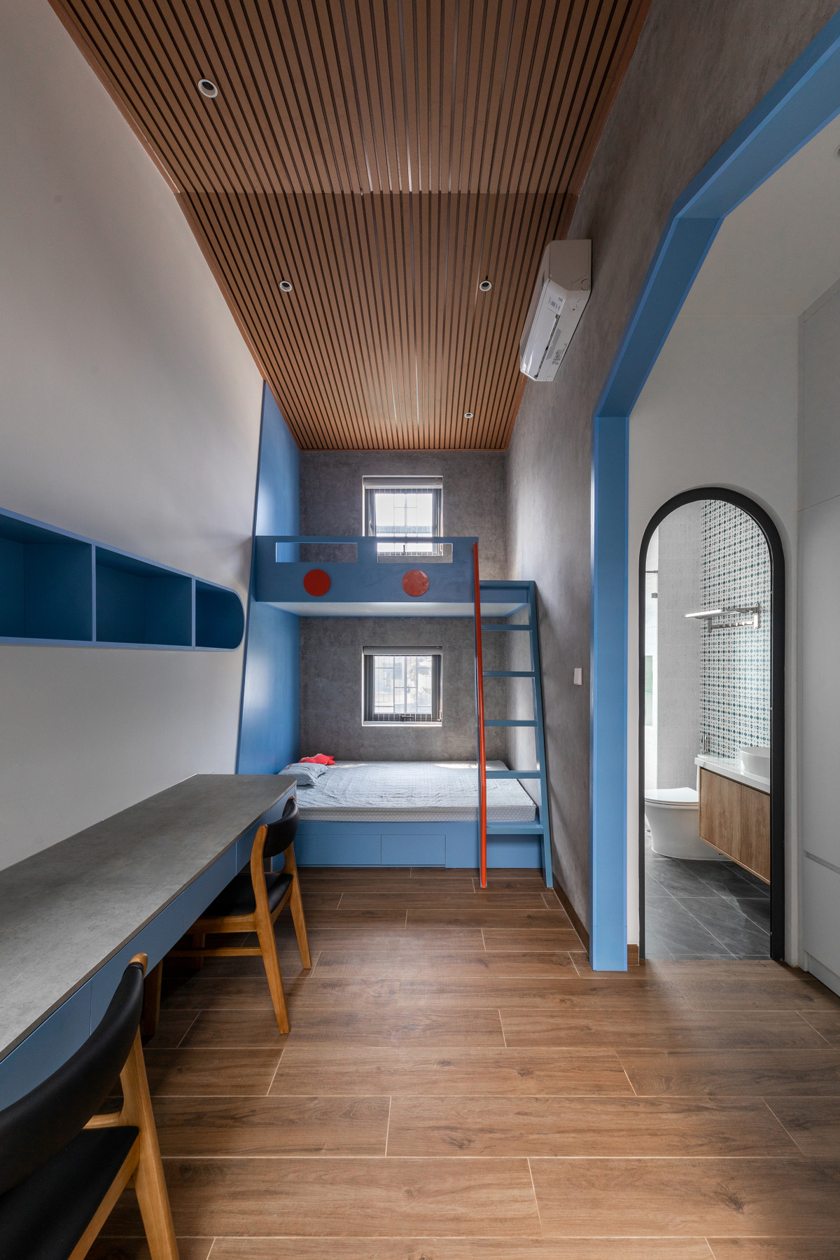 Tầng 3 gồm 2 phòng ngủ. Phòng ngủ của con có giường tầng, tích hợp góc học tập. Ảnh: Minq Bui