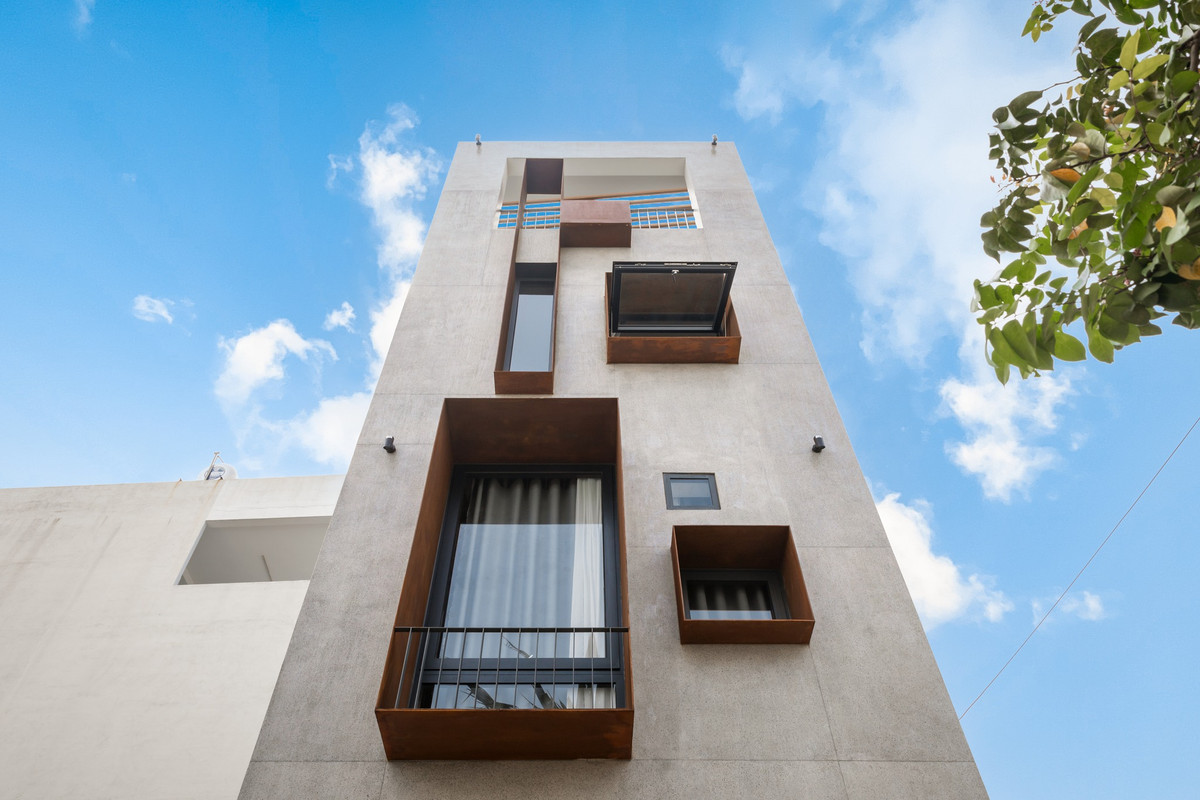 Được xây trên khu đất rộng 88 m2 (4x22 m) tại Bình Tân (TP HCM), ngôi nhà ống 4 tầng là nơi sinh sống của một gia đình có hai con nhỏ. Ảnh: Minq Bui