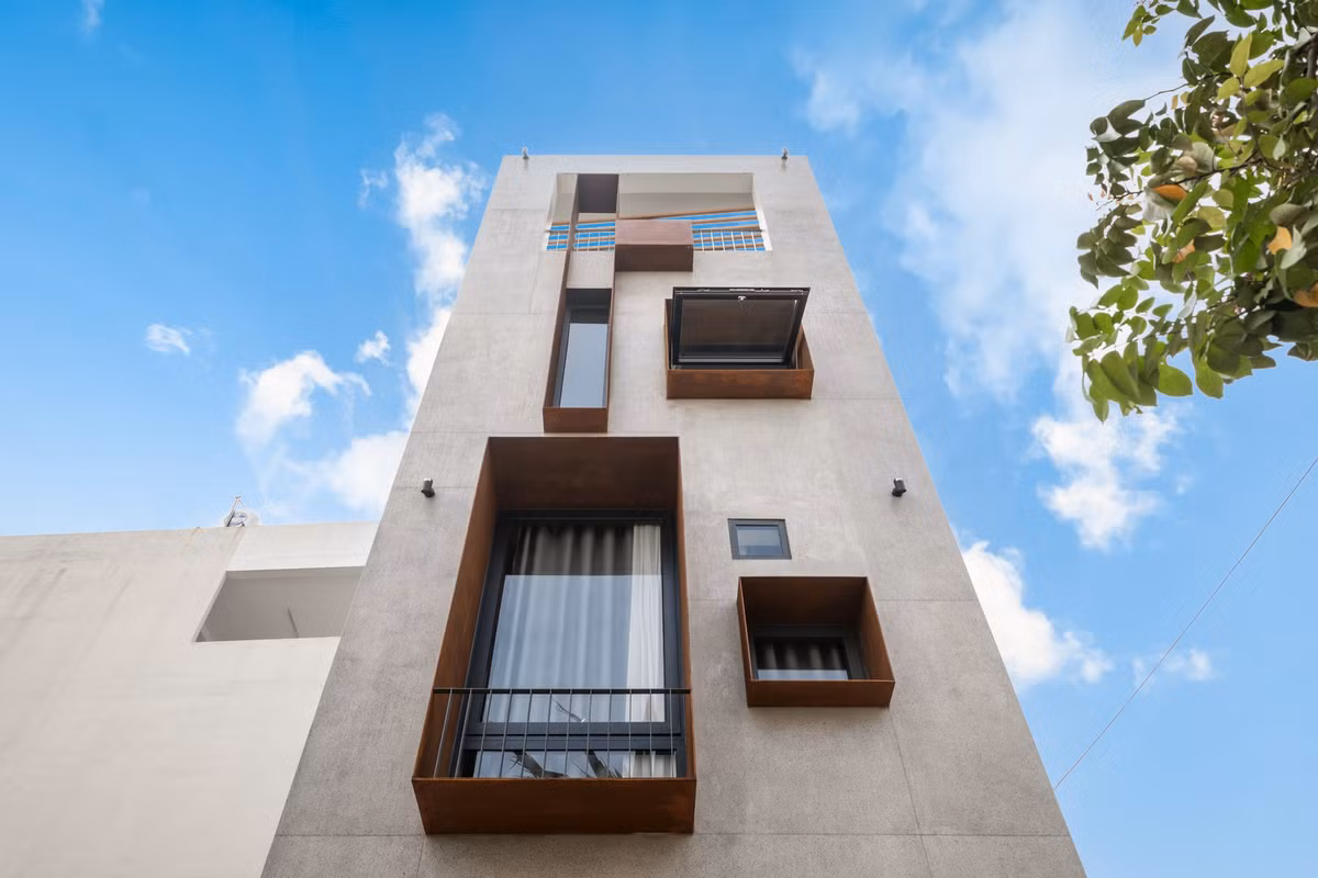 Được xây trên khu đất rộng 88 m2 (4x22 m) tại Bình Tân (TP HCM), ngôi nhà ống 4 tầng là nơi sinh sống của một gia đình có hai con nhỏ. Ảnh: Minq Bui