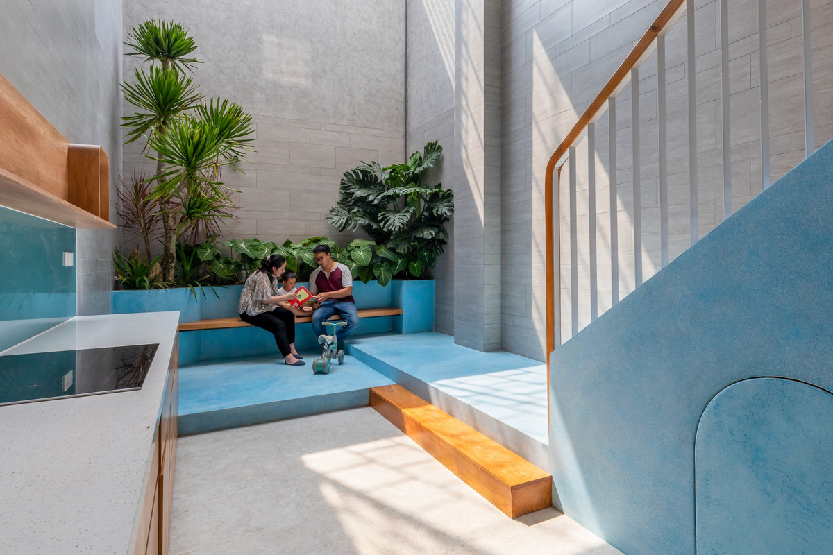 Ngôi nhà được thiết kế nhằm giúp cha mẹ dễ dàng trông con nhỏ trong khi làm việc nhà. Ảnh: Minq Bui