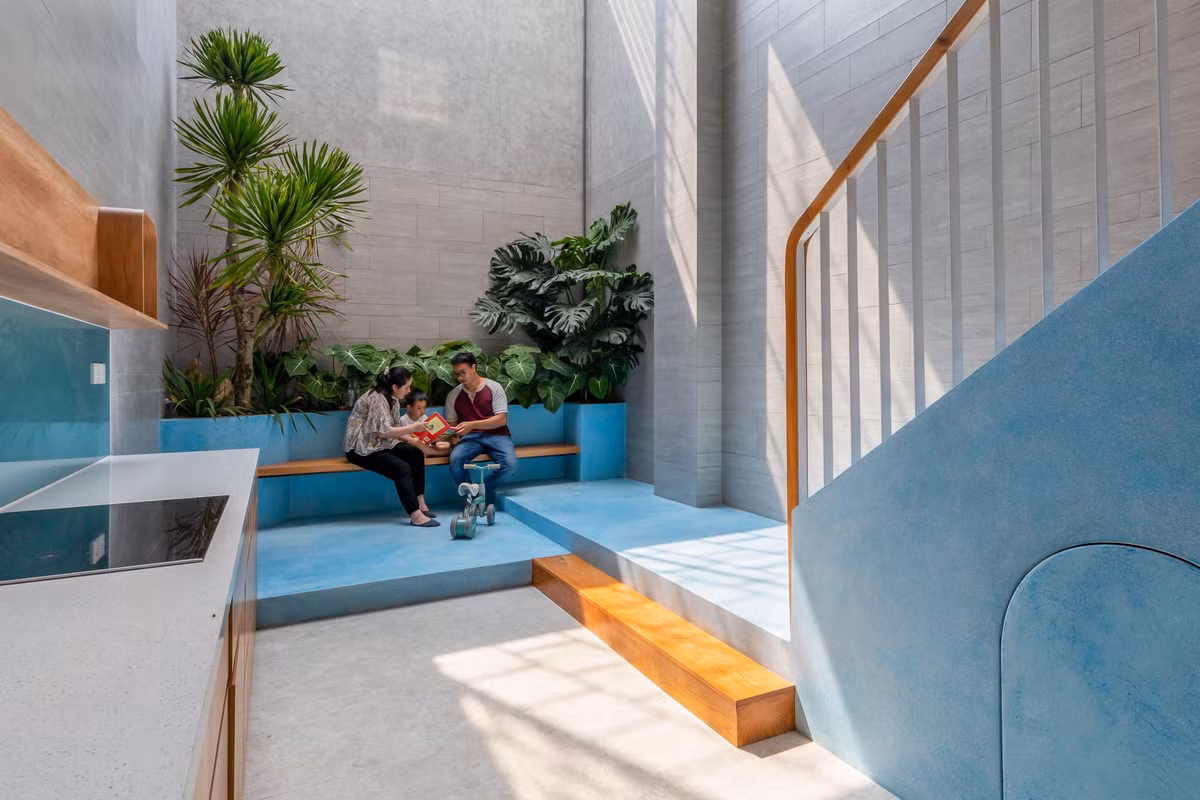 Ngôi nhà được thiết kế nhằm giúp cha mẹ dễ dàng trông con nhỏ trong khi làm việc nhà. Ảnh: Minq Bui