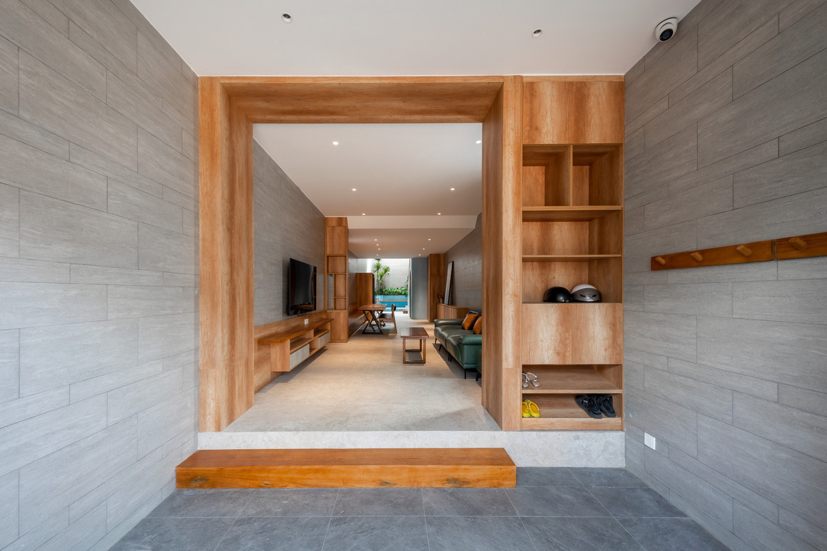 Bố cục nội thất hướng đến sự đơn giản, bền bỉ, dễ lau dọn, giúp gia chủ tiết kiệm thời gian chăm sóc con cái và bản thân. Ảnh: Minq Bui