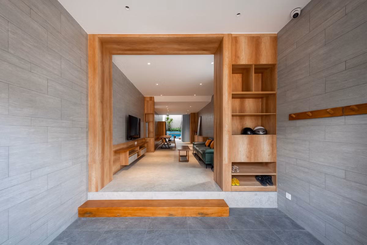 Bố cục nội thất hướng đến sự đơn giản, bền bỉ, dễ lau dọn, giúp gia chủ tiết kiệm thời gian chăm sóc con cái và bản thân. Ảnh: Minq Bui