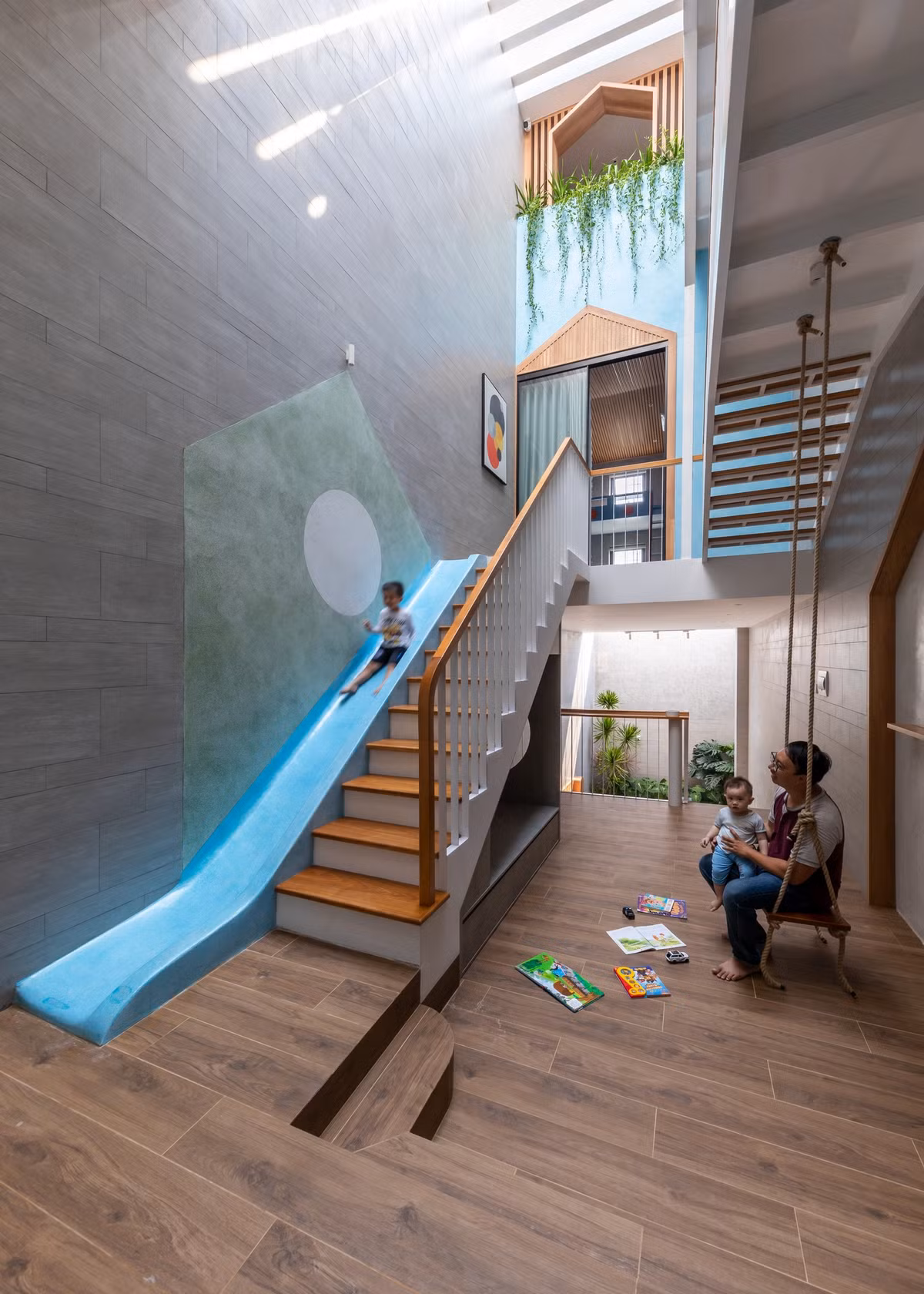 Theo đó, kiến trúc sư chọn giải pháp thiết kế nhiều không gian để các bé có thể tự chơi trong lúc bố mẹ nấu ăn, làm việc nhà. Ảnh: Minq Bui