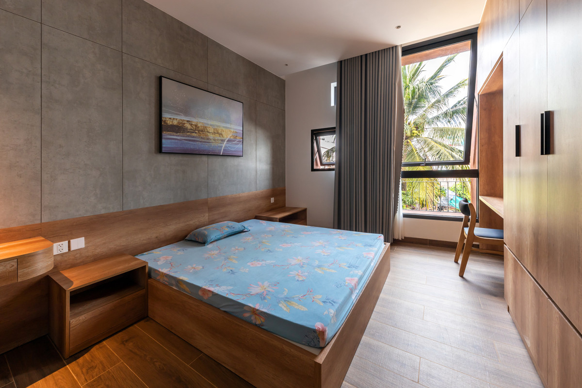 Phòng ngủ chính ở tầng hai, có cửa sổ lớn lấy sáng. Ảnh: Minq Bui