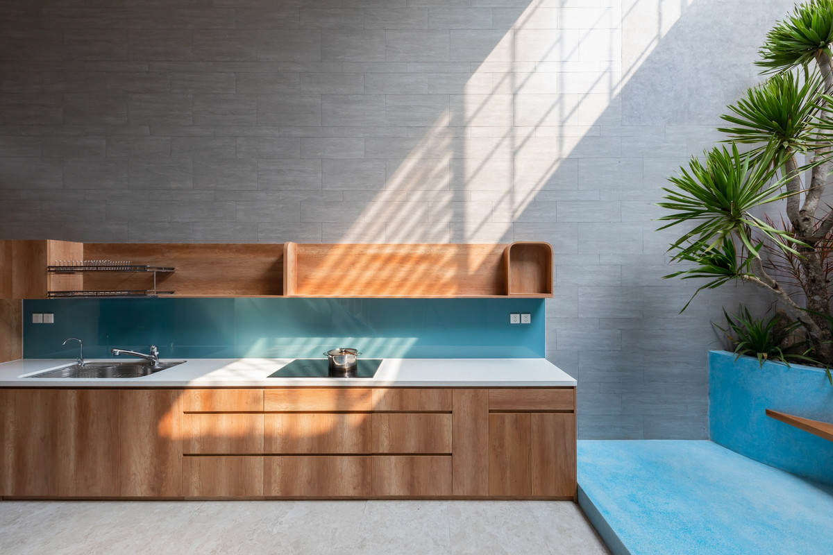 Những khoảng thông tầng phía sau - giữa nhà giúp ánh sáng tự nhiên len lỏi vào bên trong. Ảnh: Minq Bui