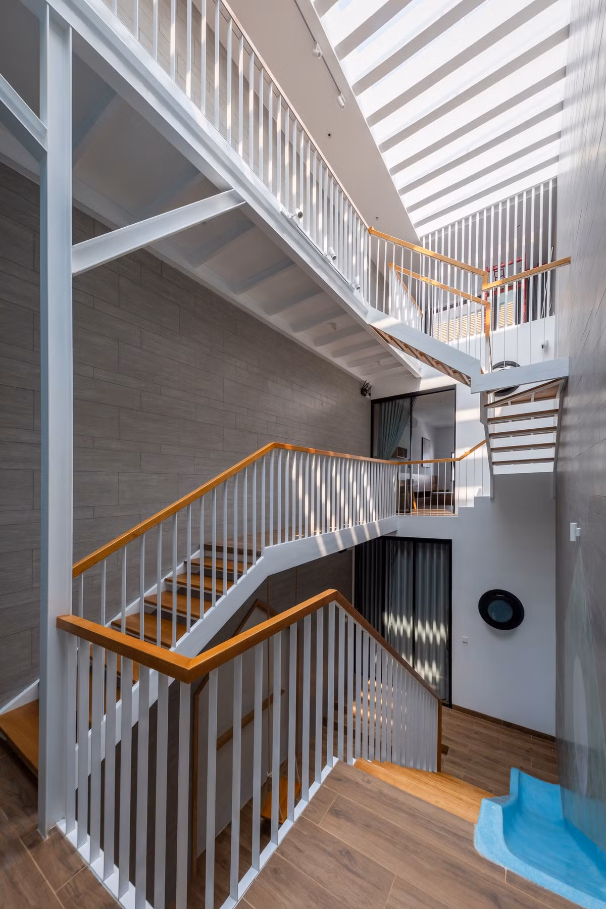 Giếng trời giúp cung cấp ánh sáng tự nhiên cho cầu thang và hành lang, góp phần tiết kiệm điện năng. Ảnh: Minq Bui