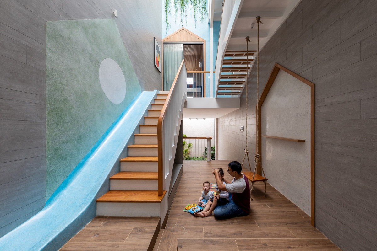 Các sàn thiết kế lệch nhau khiến vế thang di chuyển ngắn lại và có thể kết hợp làm thêm máng trượt cho trẻ khám phá. Ảnh: Minq Bui