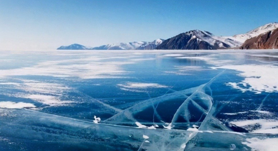 Với độ sâu ước tính hơn 1.600m, hồ Baikal ở Siberia (Nga) được ghi vào sách kỷ lục Guinness là hồ nước ngọt sâu nhất thế giới. Ảnh: Thearchaeologist