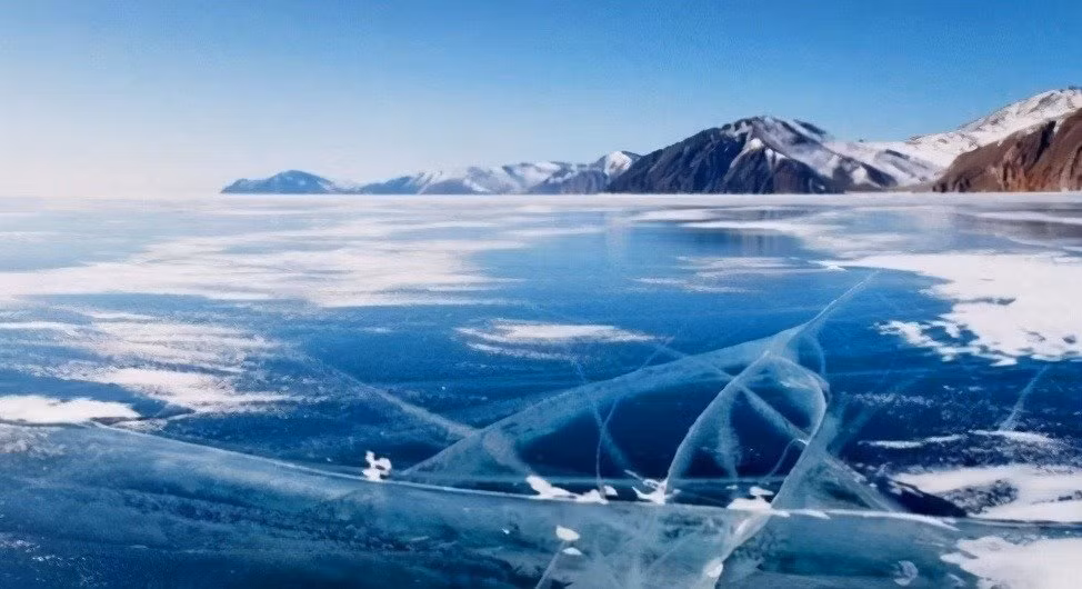 Với độ sâu ước tính hơn 1.600m, hồ Baikal ở Siberia (Nga) được ghi vào sách kỷ lục Guinness là hồ nước ngọt sâu nhất thế giới. Ảnh: Thearchaeologist