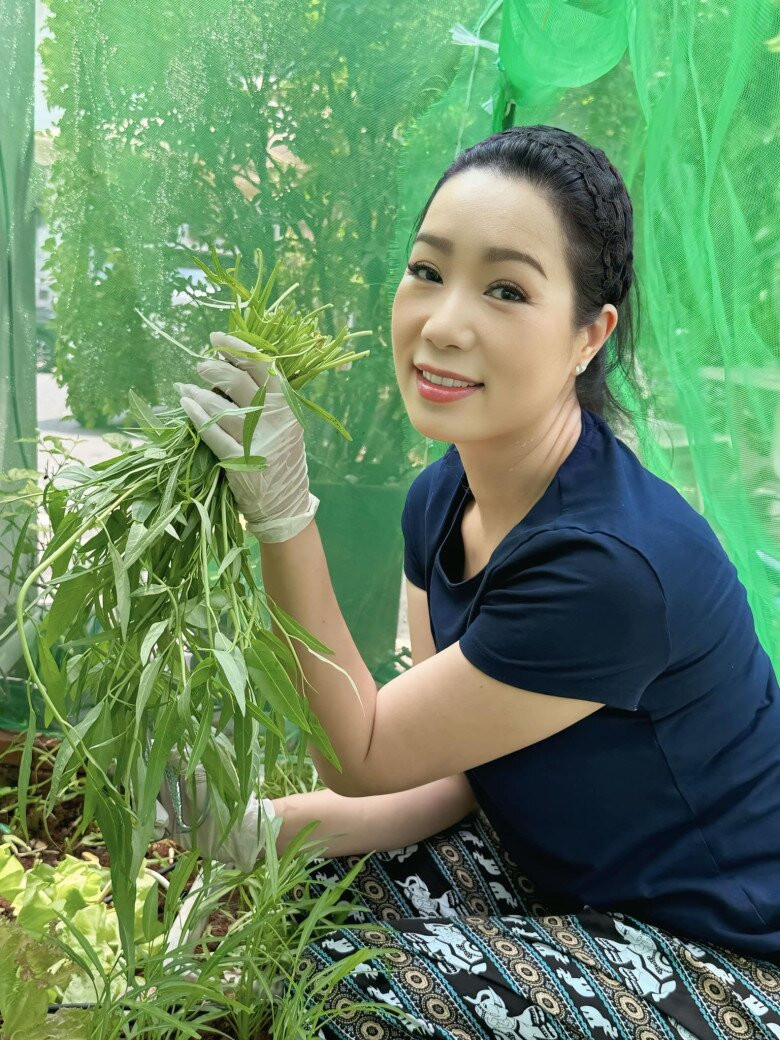 Nữ nghệ sĩ hào hứng thu hoạch rau muống sạch trong vườn. Ảnh: FB Trịnh Kim Chi